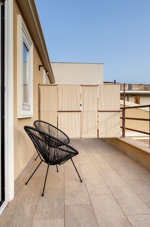 Terrazza della suite con due sedie nere