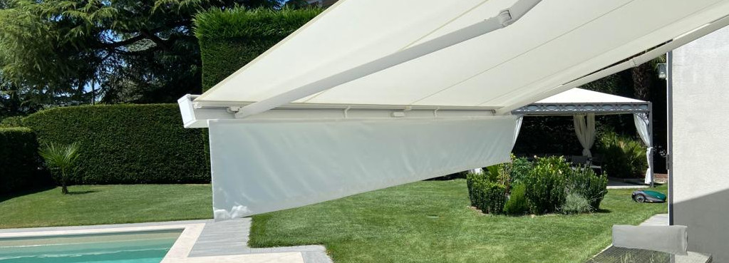 Tenda a cassonetto per esterno con piscina a Verona e Provincia fabbricata da Applitenda Srl