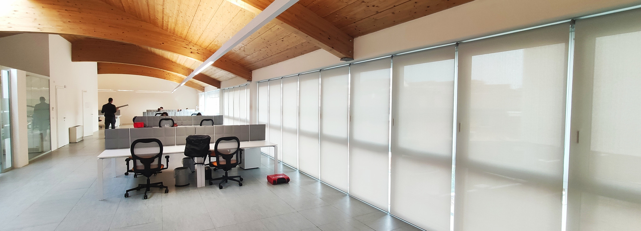 tende a rullo in linea progettate per un ufficio in provincia di Verona da Applitenda Srl