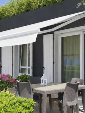 Quanto risparmi davvero sul condizionatore con una tenda da sole