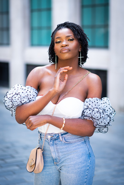 Outdoor-portrait-photo-white-top-and-jeans