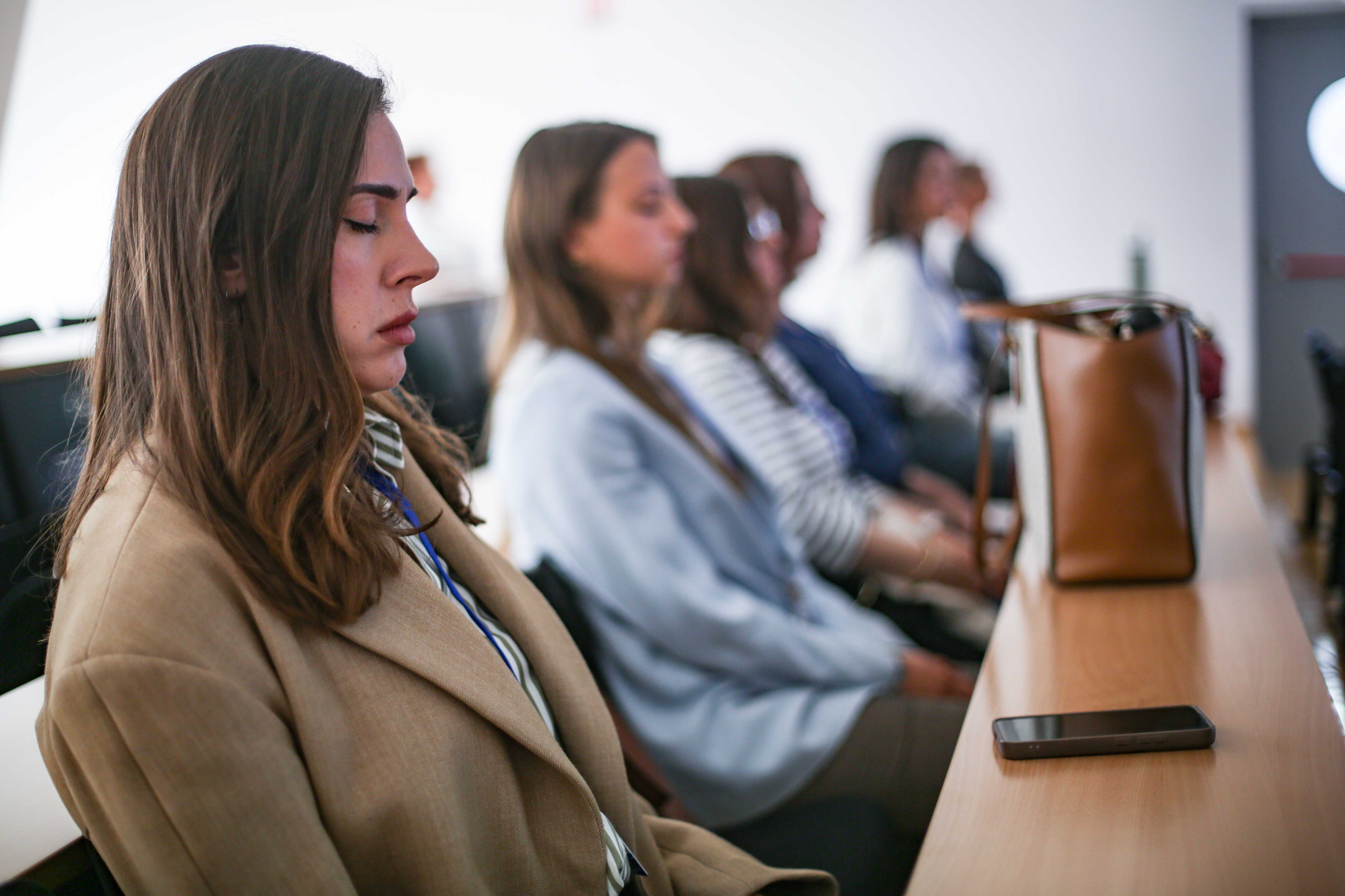 Sudionica vježbe mindfulnessa na kongresu HUMŽiS-a 2025.