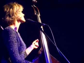 Nicki PARROT, une chanteuse au charme sensuel, une contrebassiste de talent pour un Quintet Swing d'enfer.