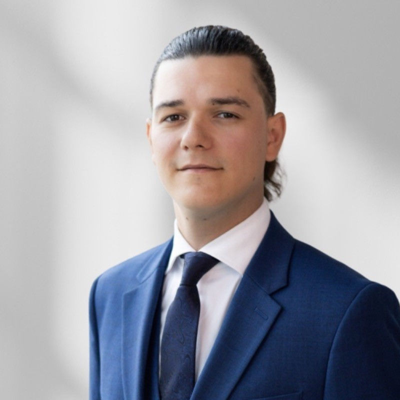 Kaz Headshot Linkedin.jpg