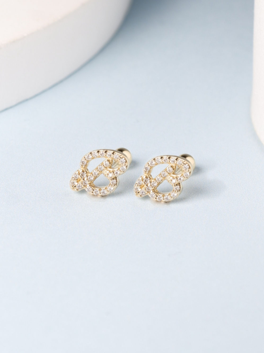 ต่างหูปักก้านทองแท้ 9K Alphabets B Diamond Initial Studs (แป้นหมุน)