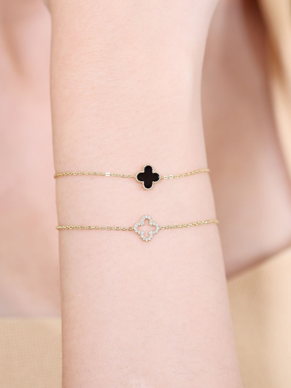 Thumbnail: Mini Clover Leaf with Diamond Bracelet 9K Yellow Gold