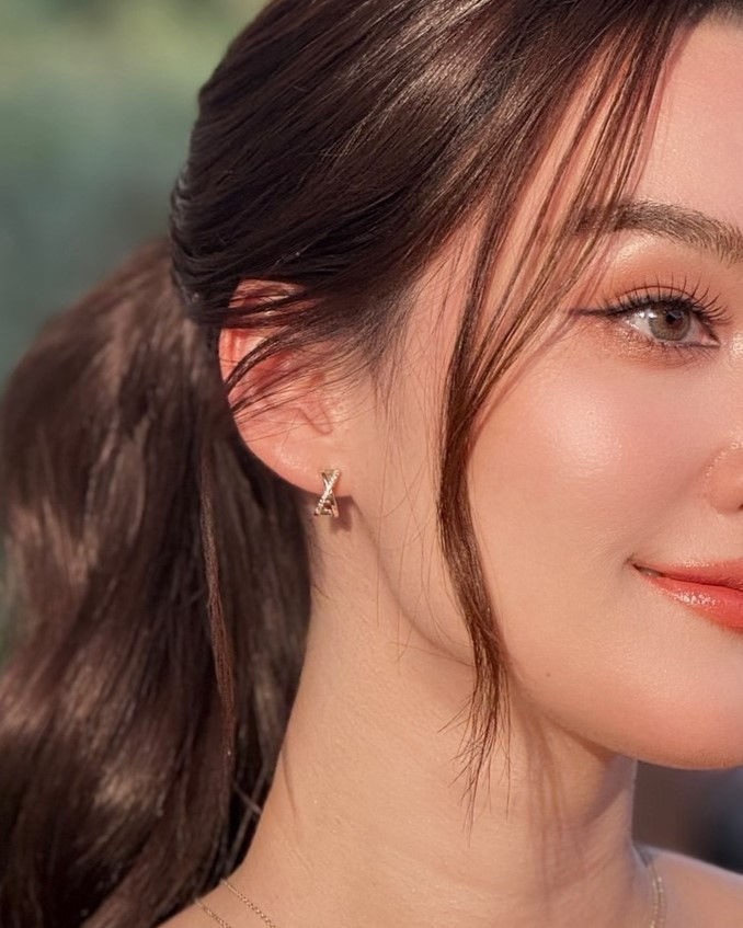 Thumbnail: ต่างหูห่วงทองแท้ 9K Cross Diamond Huggies