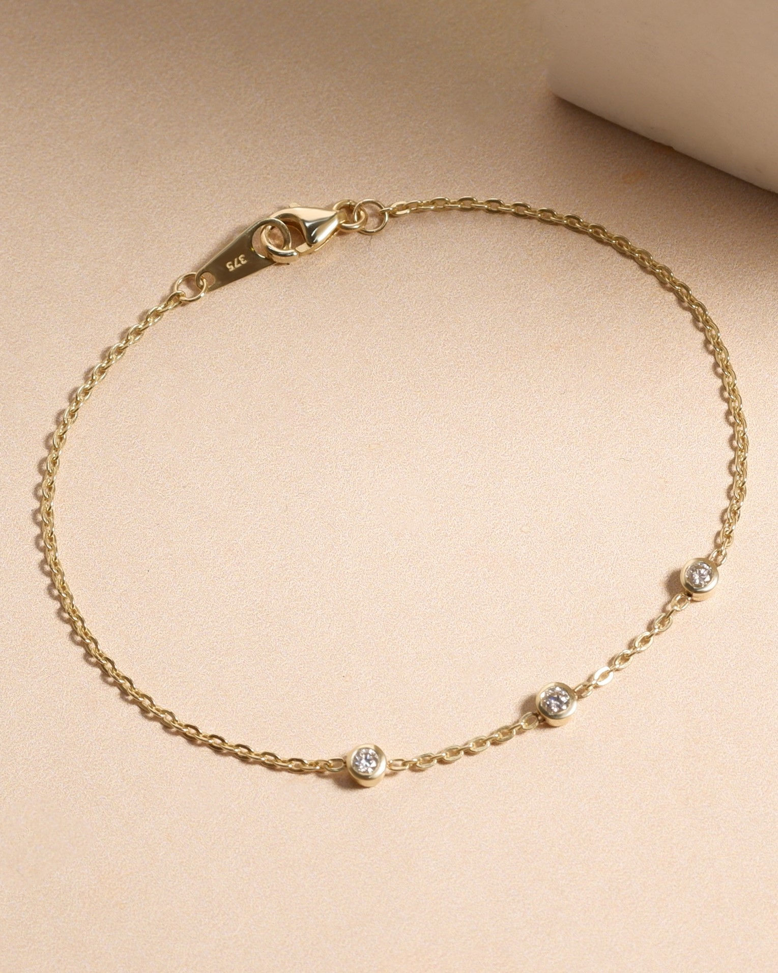 สร้อยข้อมือทองแท้ 9K Classic Three Diamonds