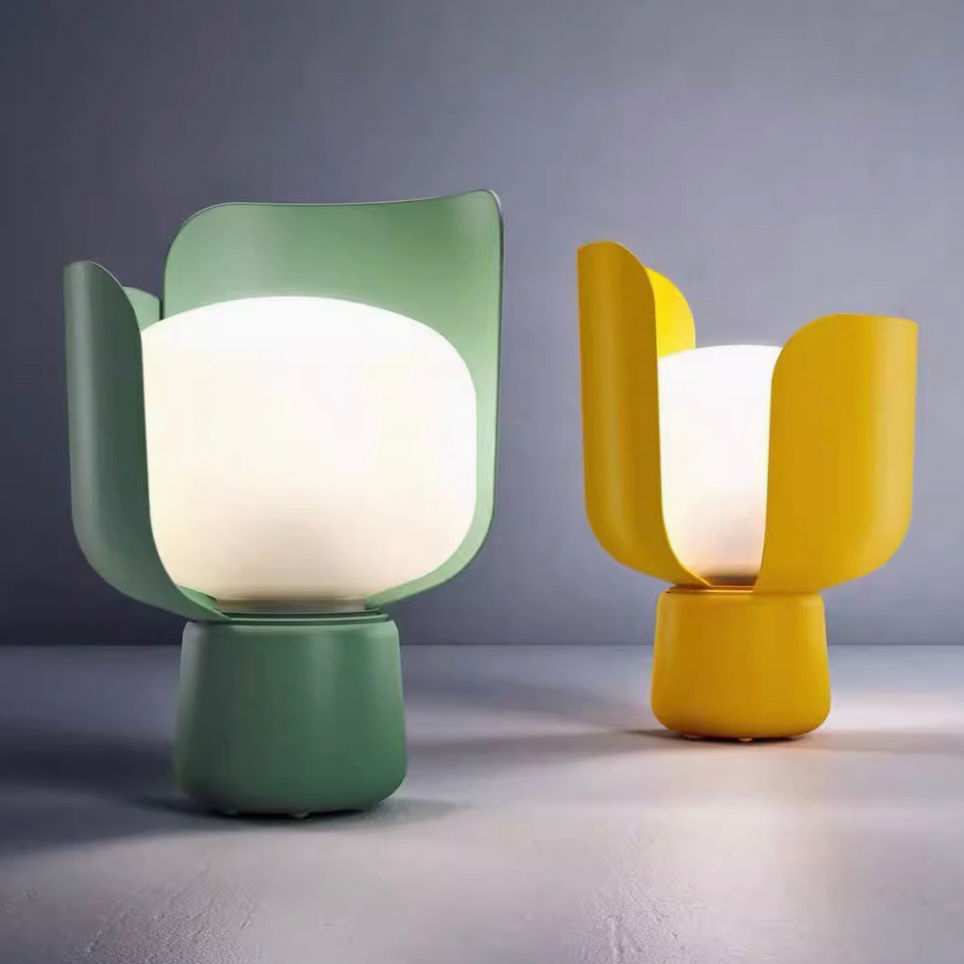 Thumbnail: Blomst table lamp