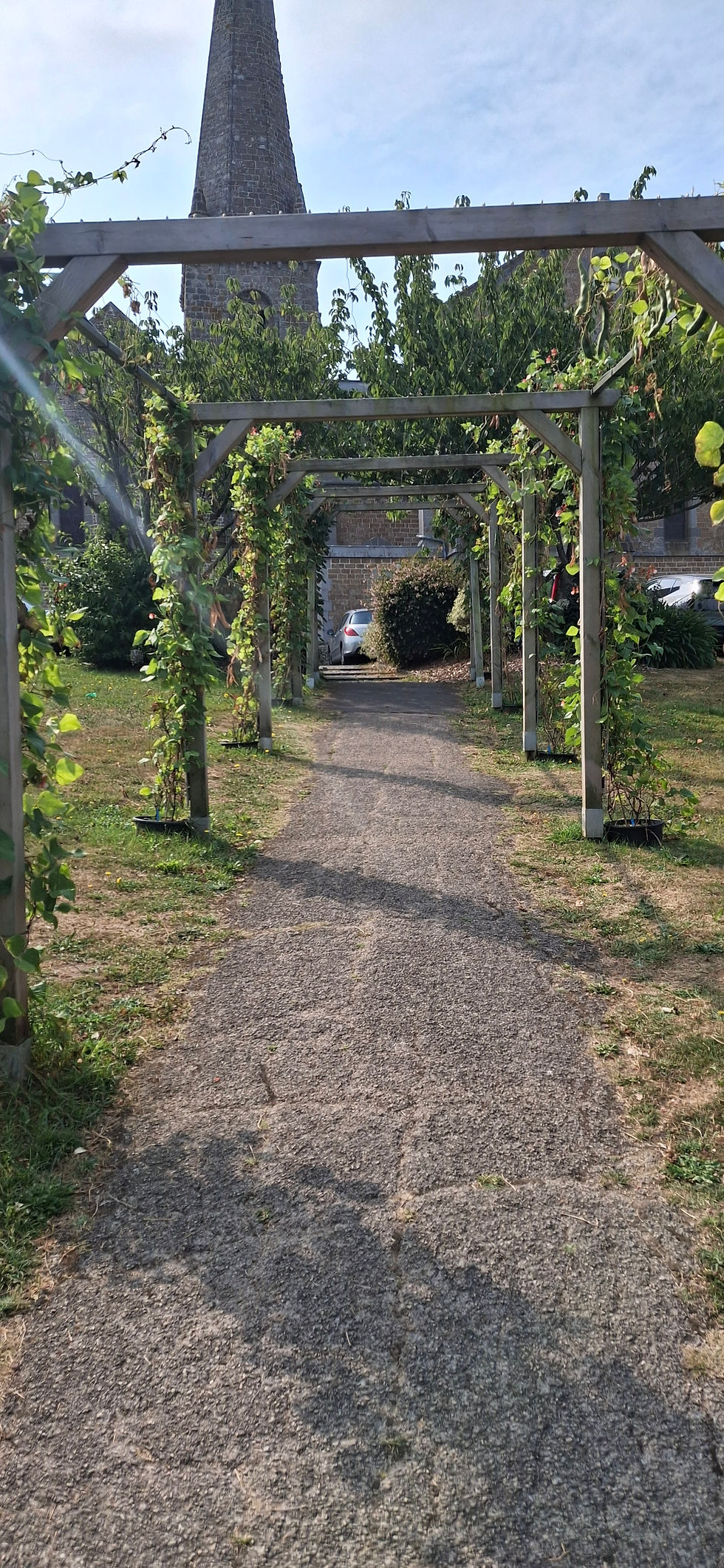 Saint Pair, chemin menant à l'église. Août 2025. Photo personnelle.