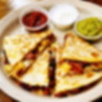 Quesadilla al pastor con queso, piña, guacamole, crema y salsa en El Alegre de Anaheim, California