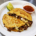 Mulitas de carne asada con queso derretido, salsa y limón en El Alegre, restaurante mexicano de Anah