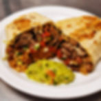 Burrito de carne asada con arroz, frijoles, queso, pico de gallo y guacamole en El Alegre de Anaheim