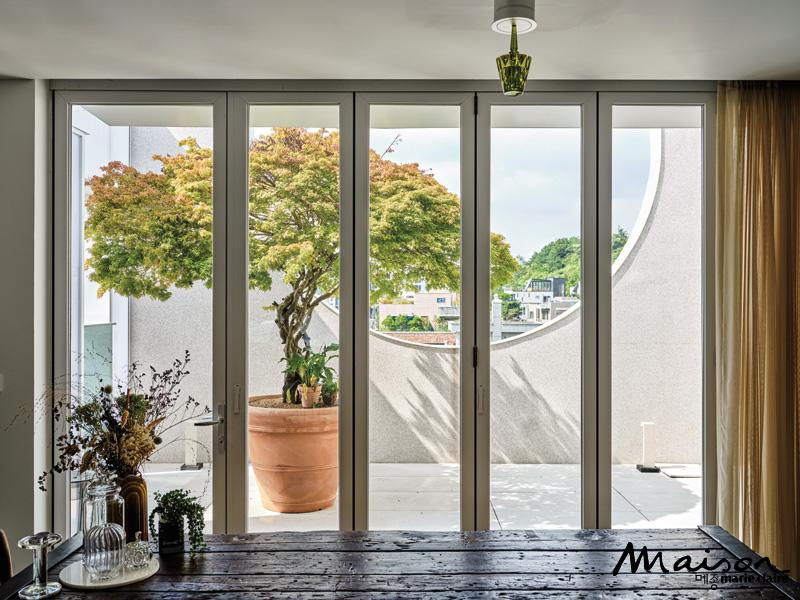 The terrace, designed in a Zen style, features a monumental maple tree as its centerpiece.