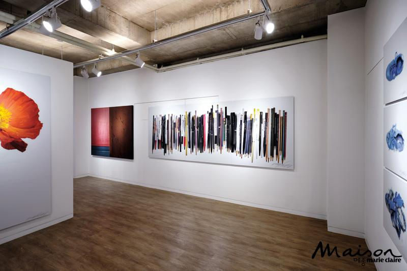 The second-floor gallery of Pauling Mansion, home to VEAM Interactive, is currently exhibiting works by artist Jungman Kim.