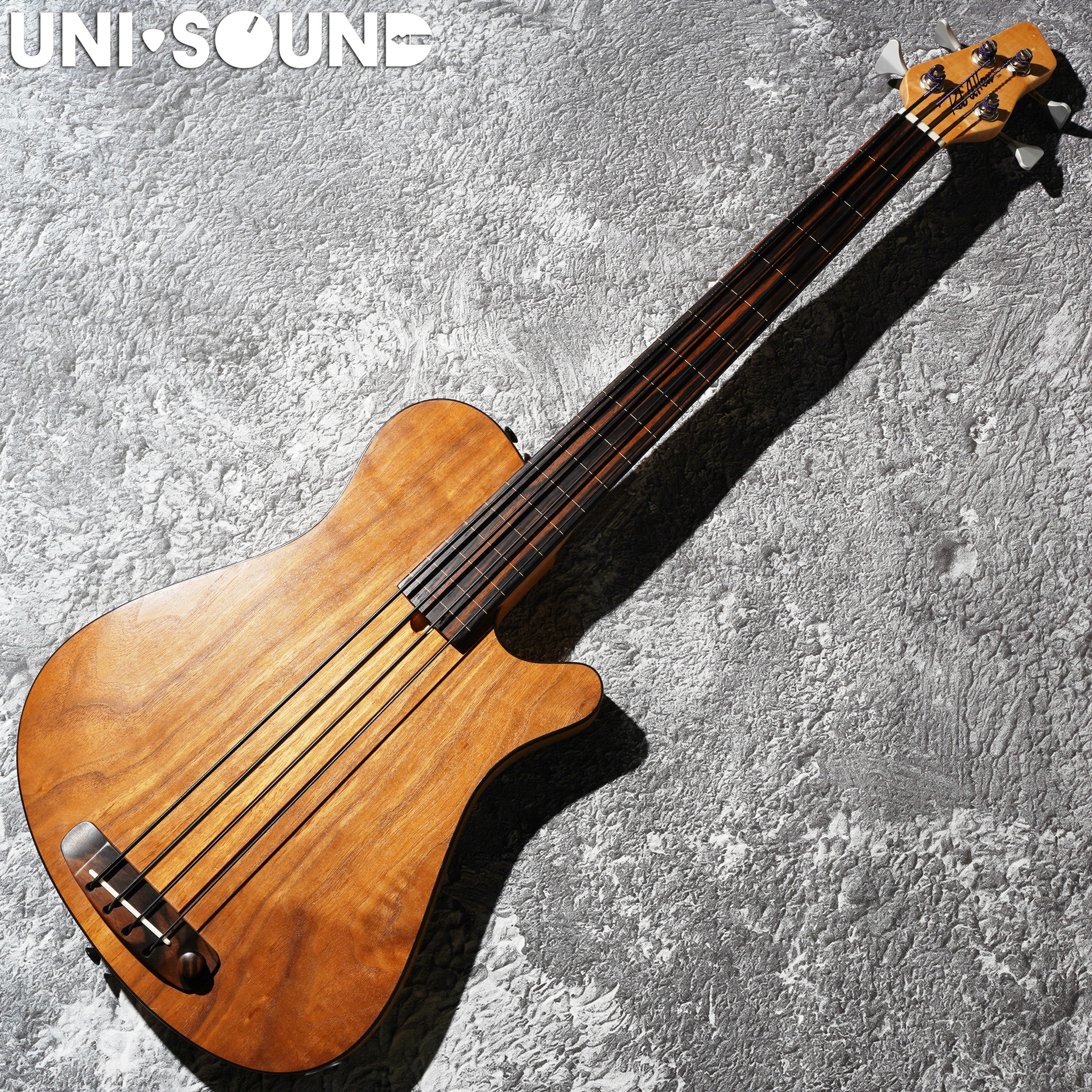 Rob Allen Mouse 30 Walnut Fretless Short Scale Bass
