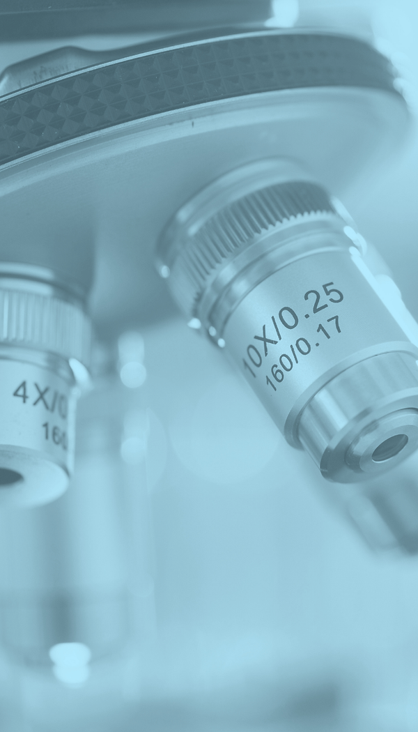 Foto mit Blaufilter von Mikroskop-Objektiven