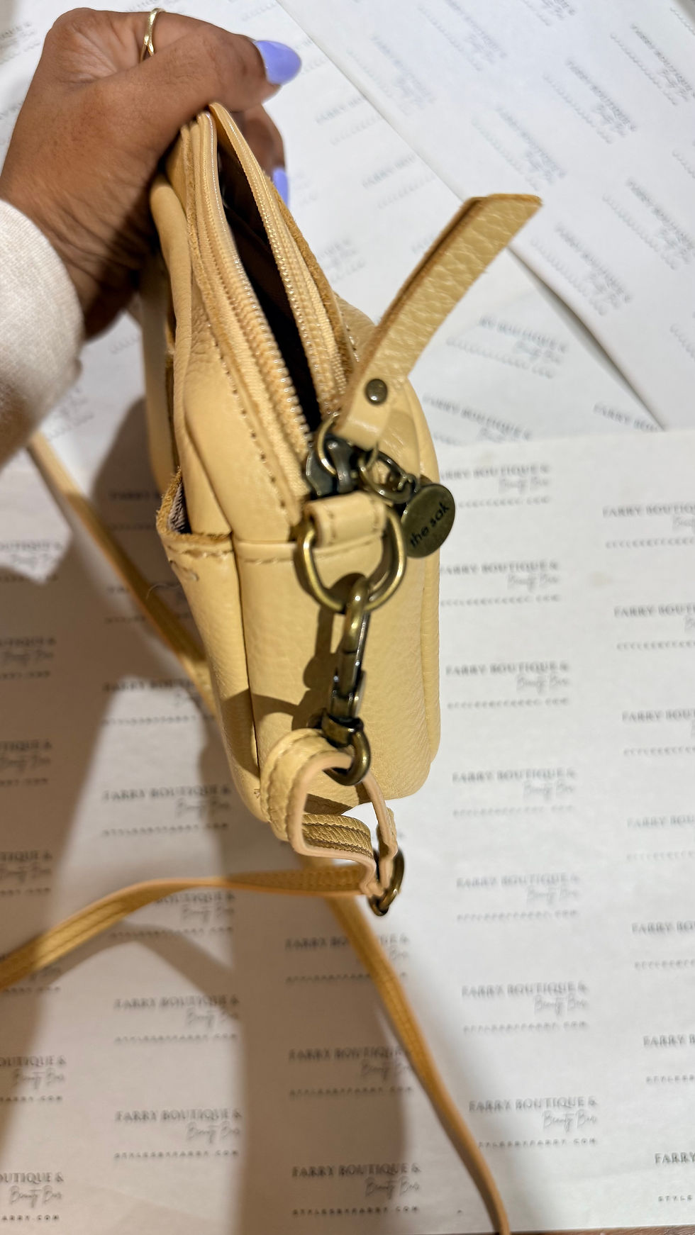 Прев'ю: The Sak Cora Smartphone Pebble Leather Crossbody Bag in Buttercup