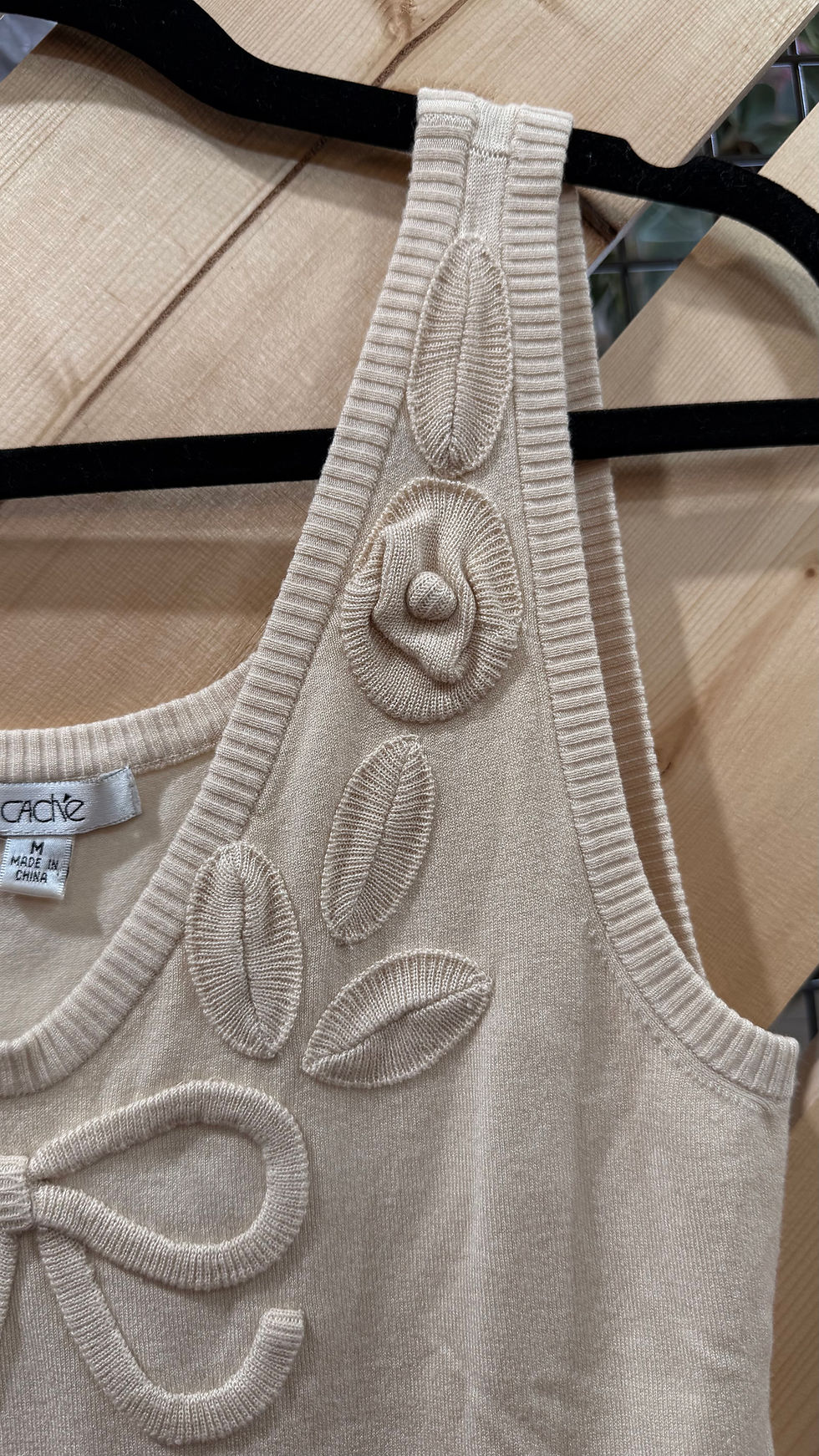 Miniatura: RARE FIND ** Cache Beige Embroidered Floral Bow V Neck Knit- M