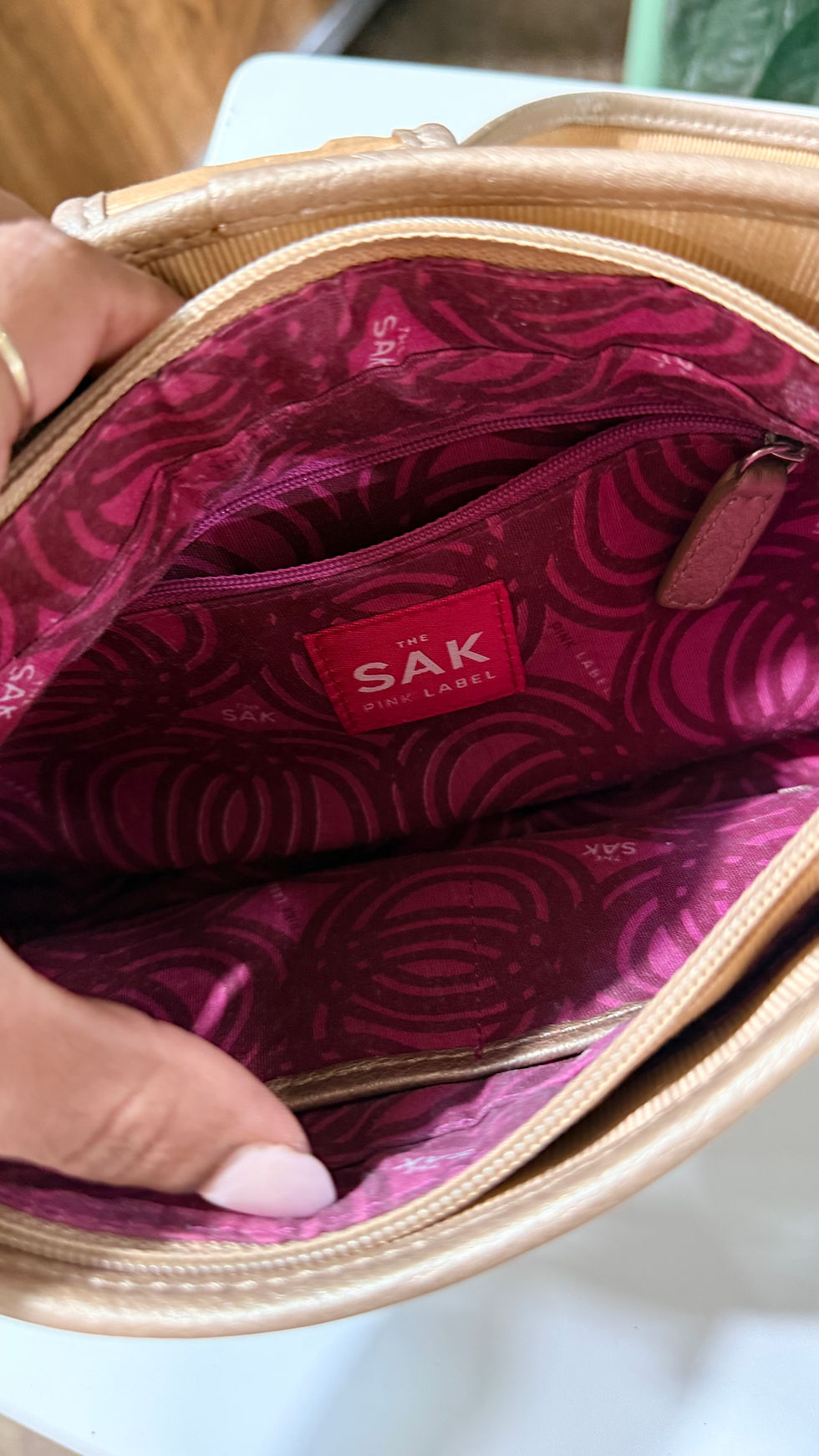 Miniatura: Sak Metallic Gold Pebbled Leather Shoulder Bag