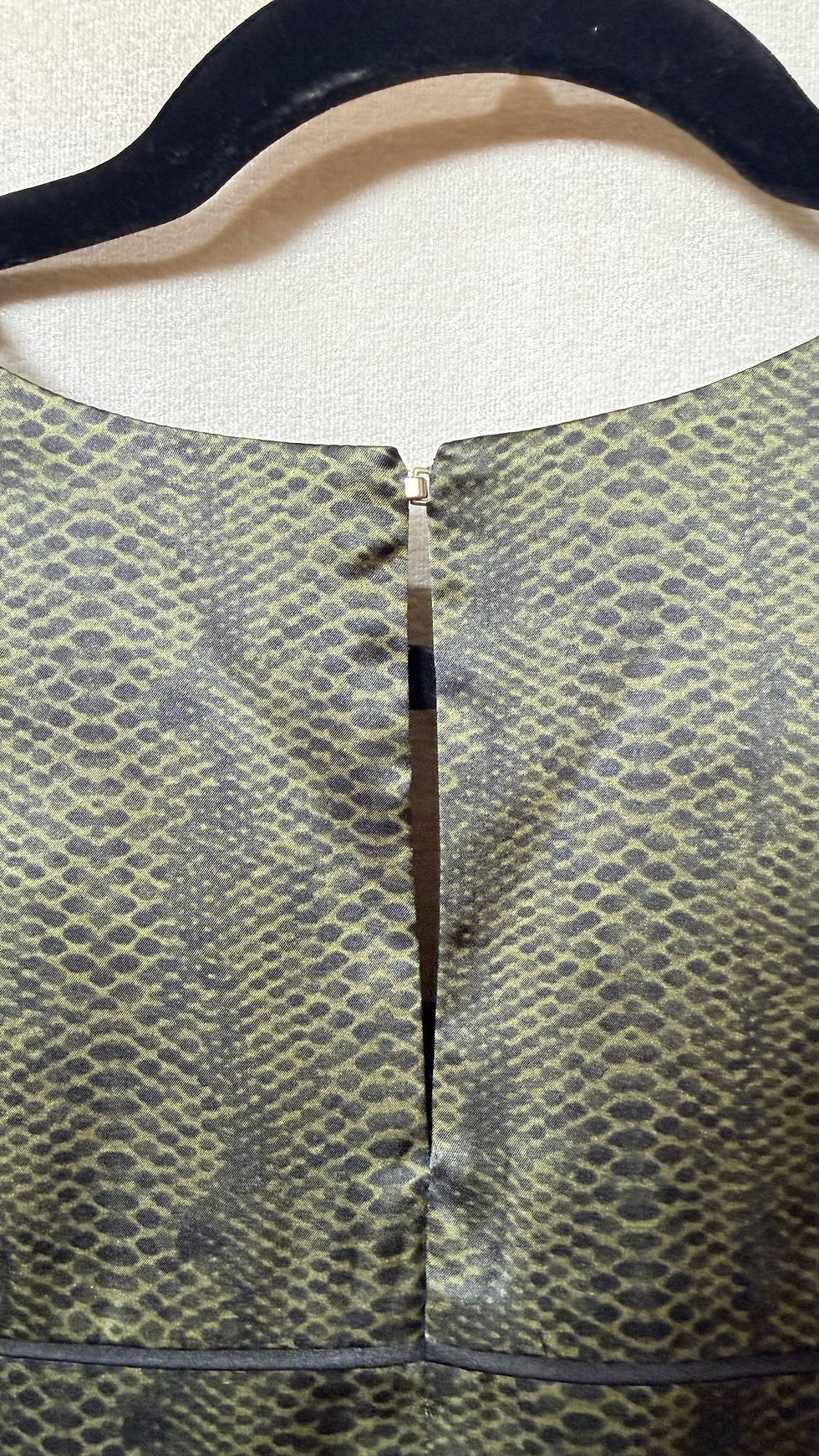 Miniatura: Hugo Boss Pure Silk Olive Snakeskin Blouse- 8 Retails:$279.00