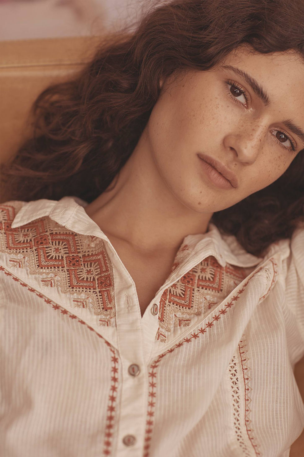 Miniaturbild: Anthropologie Holding Horses Embroidered Iverie Buttondown - M
