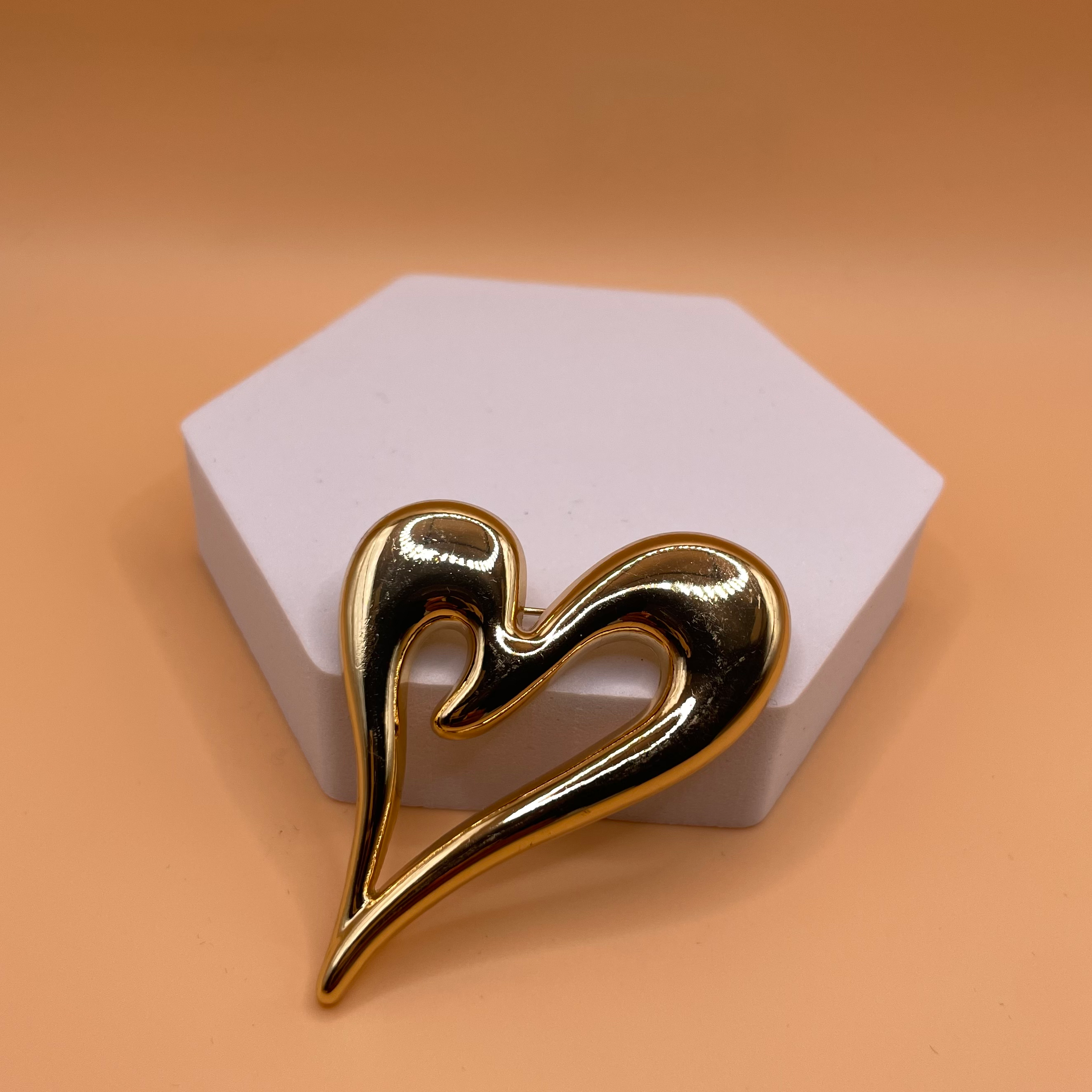 Minimal Heart | Gold Brooch
