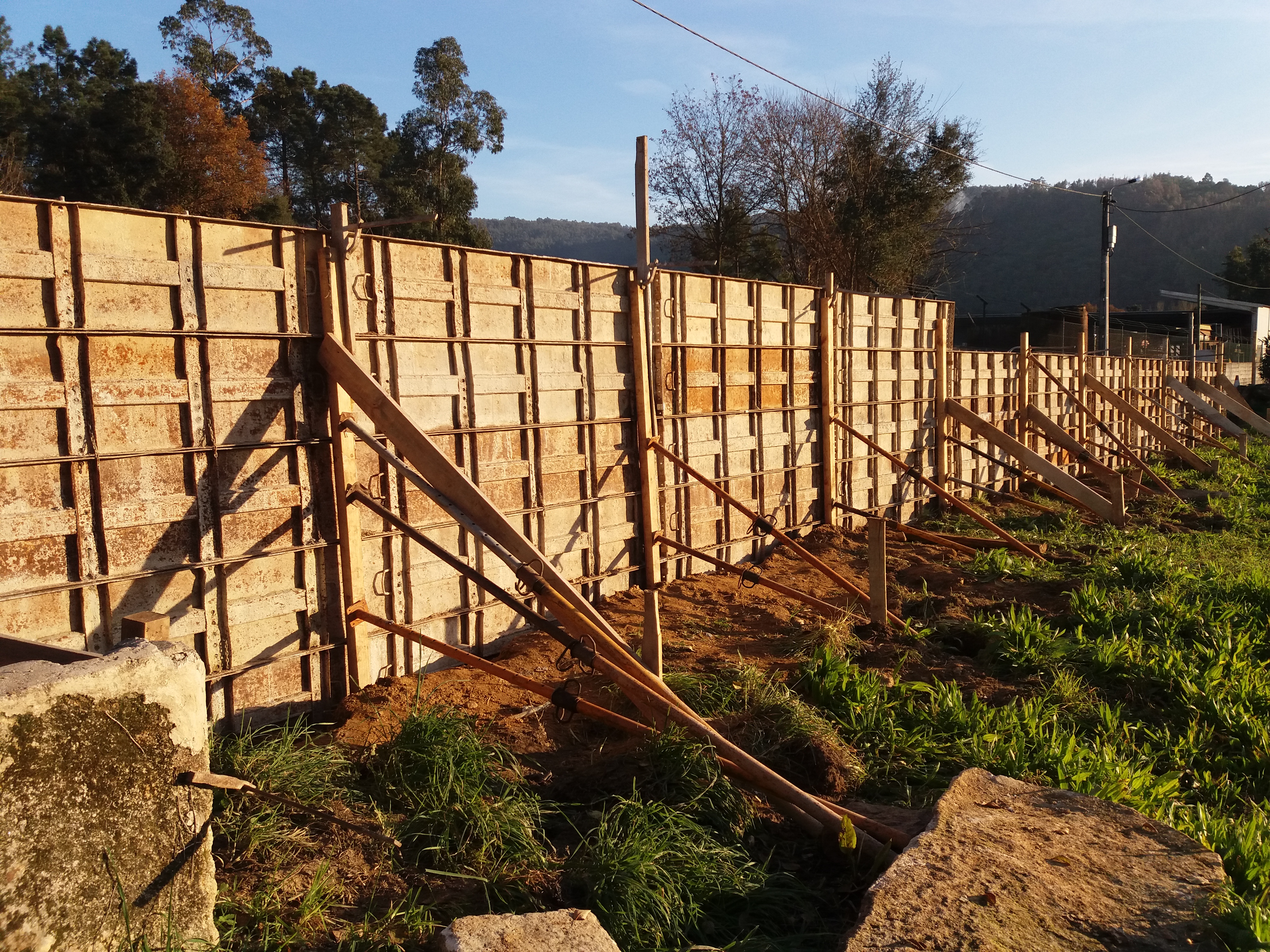 Construção de muro de suporte