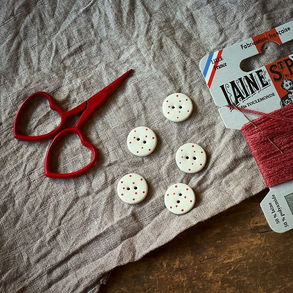 Knapp i keramikk: Prikker rund hvit/rød (12 mm)