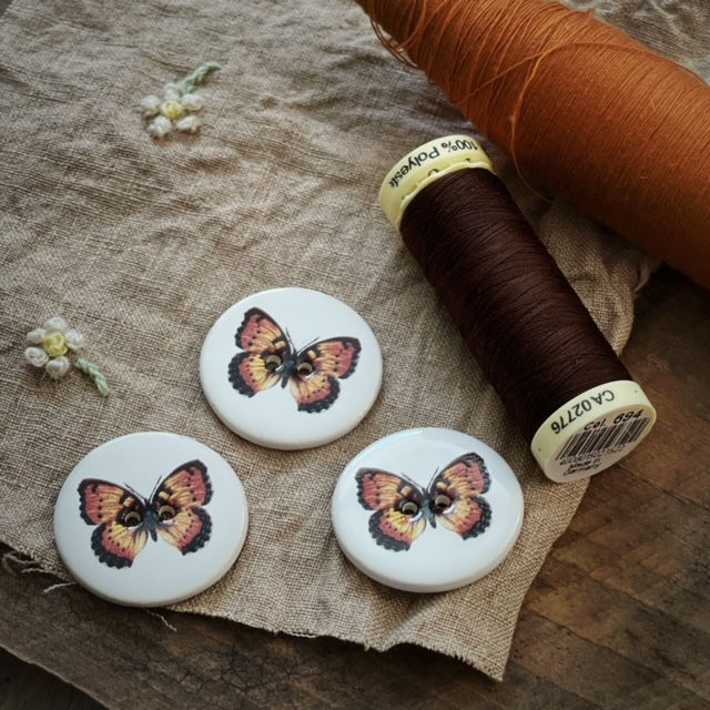 Knapp i keramikk: Sommerfugl oransje/brun (28 mm)