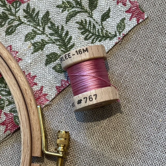 AU VER A SOIE® Soie Perlée 16m Lys Fuchsia (767)