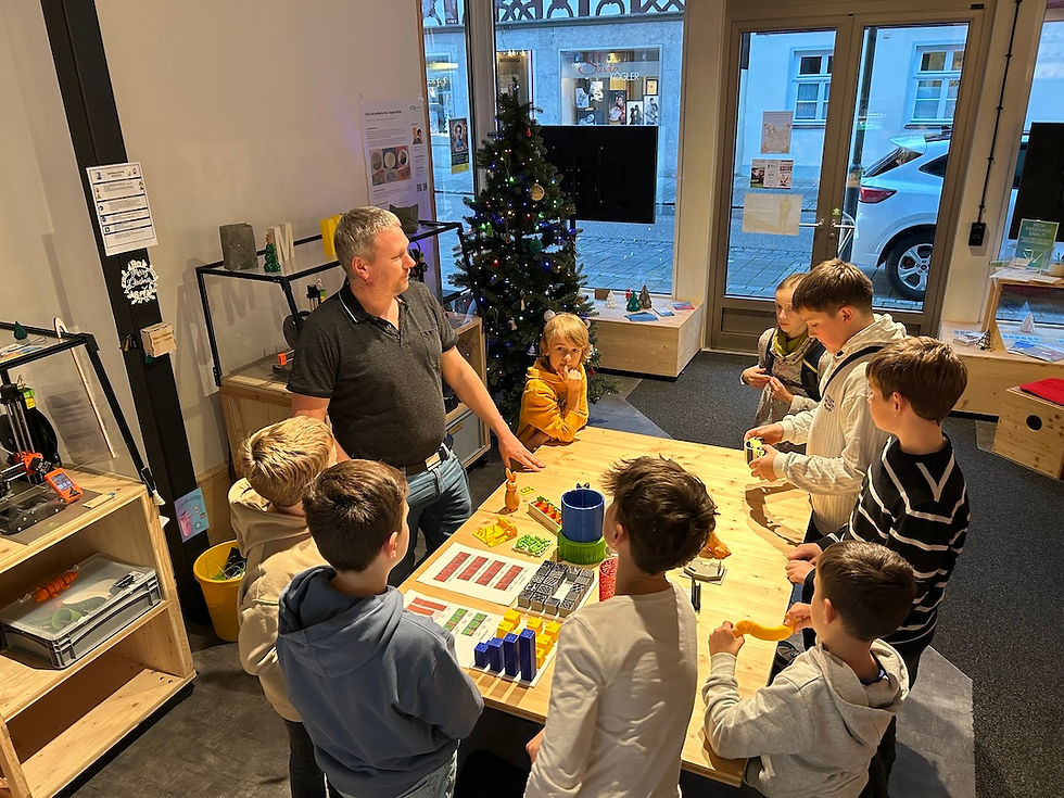 Im Rahmen eines Workshops lernten die Kinder alles über 3D-Druck, 3D-Konstruktion und Lasercutting, so dass sie gemeinsam die Logos des Vereins und der regionalen Unterstützer fertigen konnten. (Foto: Tobias Träger)