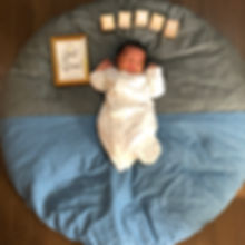 私自身が幼少期、こちらの座布団でお昼寝をしていたこともあり、赤ちゃん用にせんべい座布団を購入しました☺︎
これから毎月このお座布団の上で月齢フォトを撮って成長を振り返りたいと思います!
直径100cmの座布団で生後0ヶ月の今は身長50cmでちょうど半分のサイズ。いつかこの座布団から溢れるときがくるのを楽しみにしています♫
ふっくら厚みがあるので座布団というより昼間のお布団代わりにしています。
カバーはおうちで洗えるタイプかつおしっこなどで汚れることも考えて防水タイプにしました。
カバーの色・柄も沢山の中から自分でセレクトできるので自分好みのオリジナル座布団がお気に入りです★
これからもたくさん愛用させていただきます!!