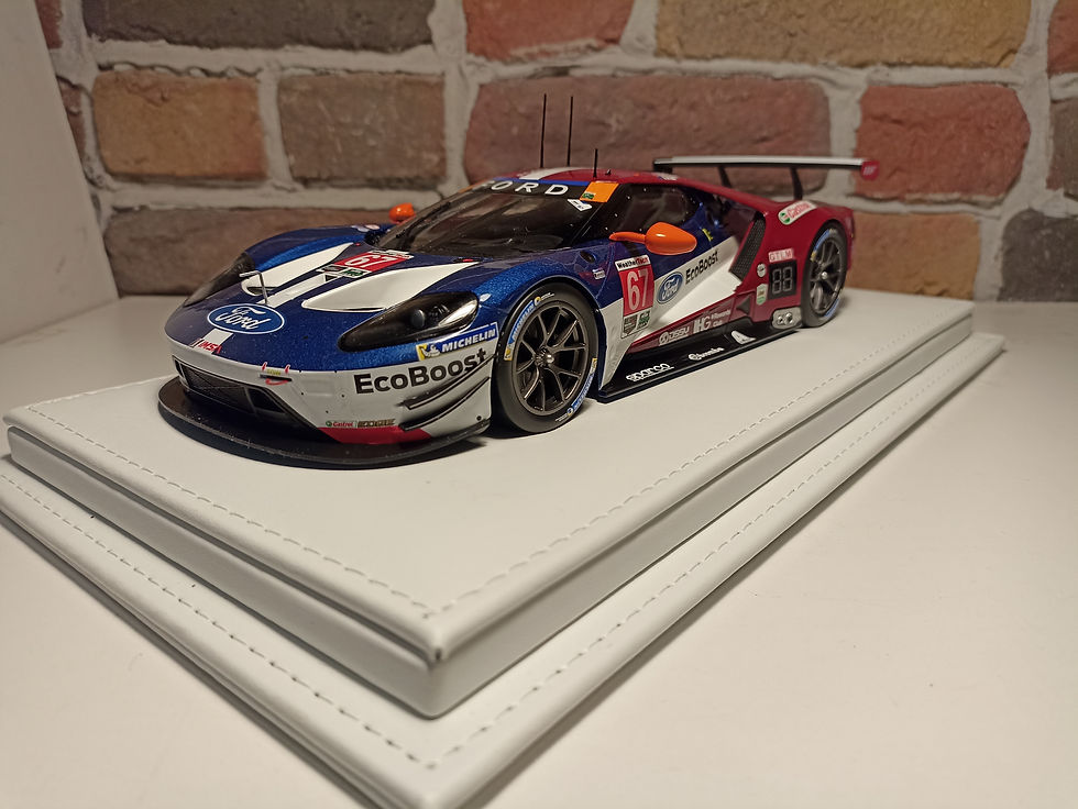 Küçük resim: 1/18 ÖLÇEK MODELLER İÇİN DERİ TABANLI PLEKSİ KUTU..