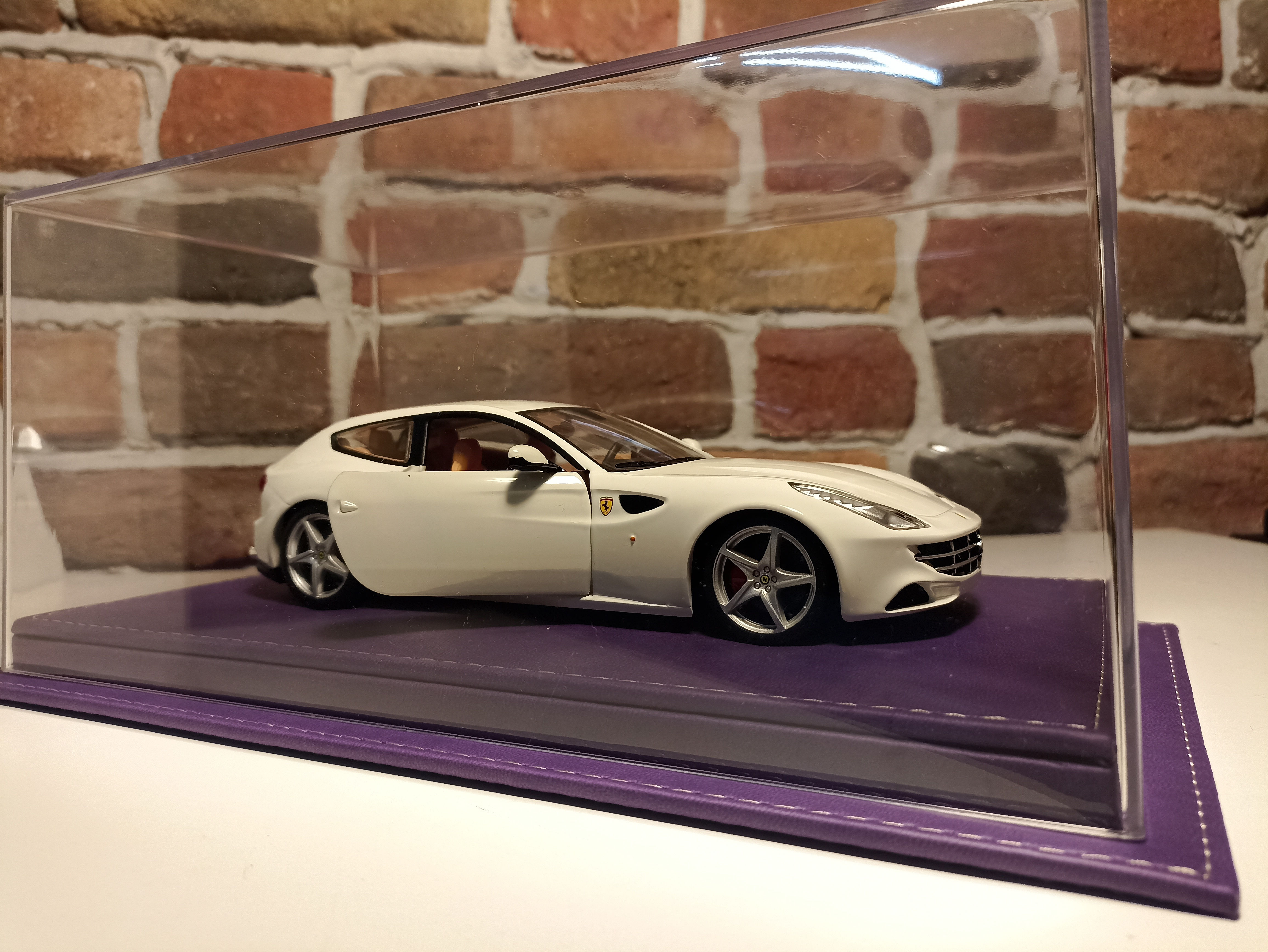 1/24 ÖLÇEK MOR DERİ PLEKSİ SERGİ KUTUSU.CASE