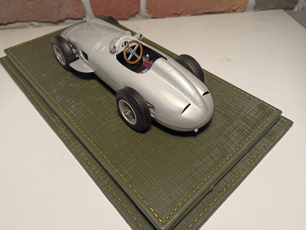 Küçük resim: 1/18 ÖLÇEK MODELLER İÇİN DERİ TABANLI PLEKSİ KUTU.CASE