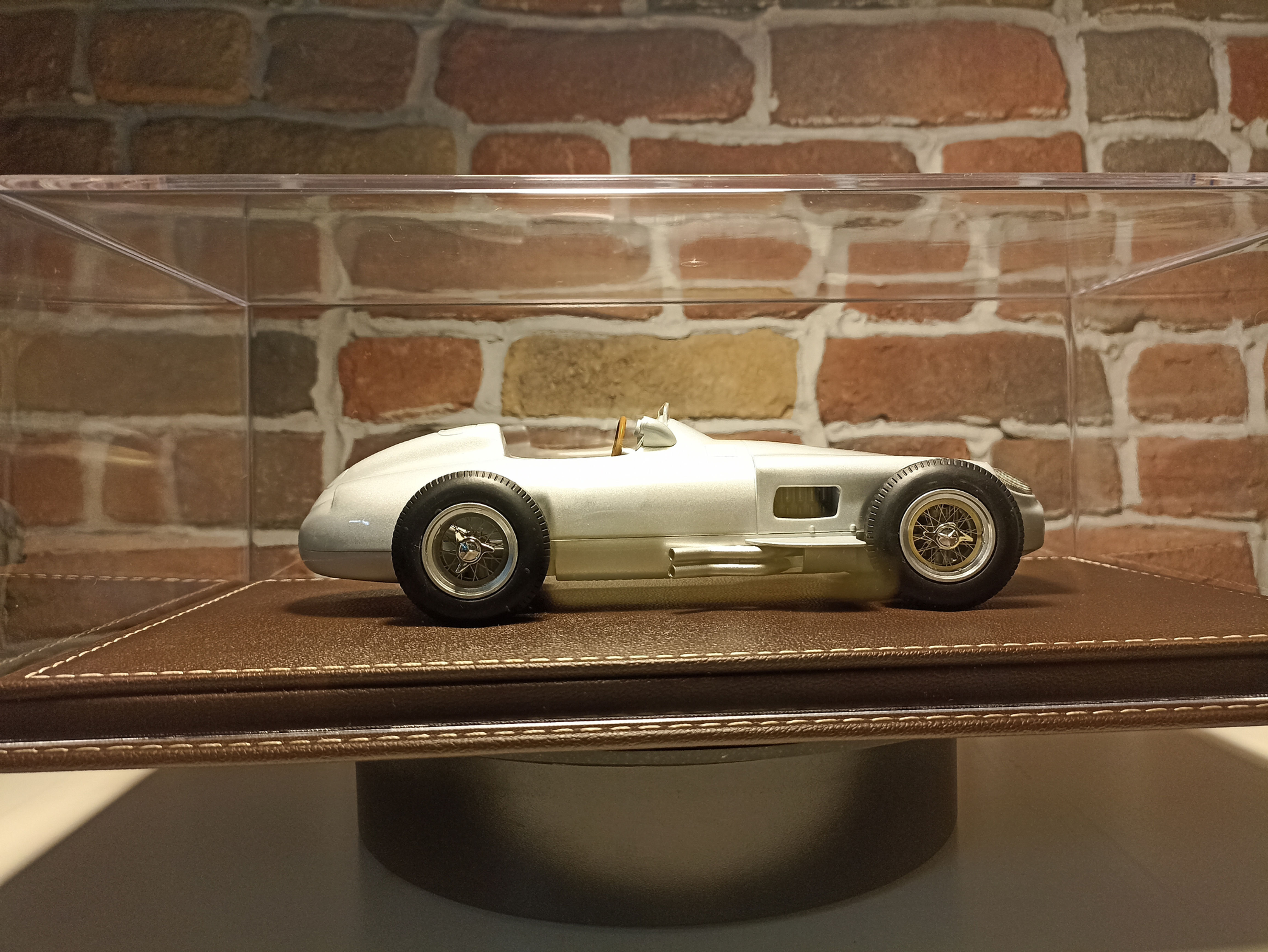 1/18 ÖLÇEKLİ MODELLER İÇİN,DERİ TABANLI PLEKSİ KUTU.CASE