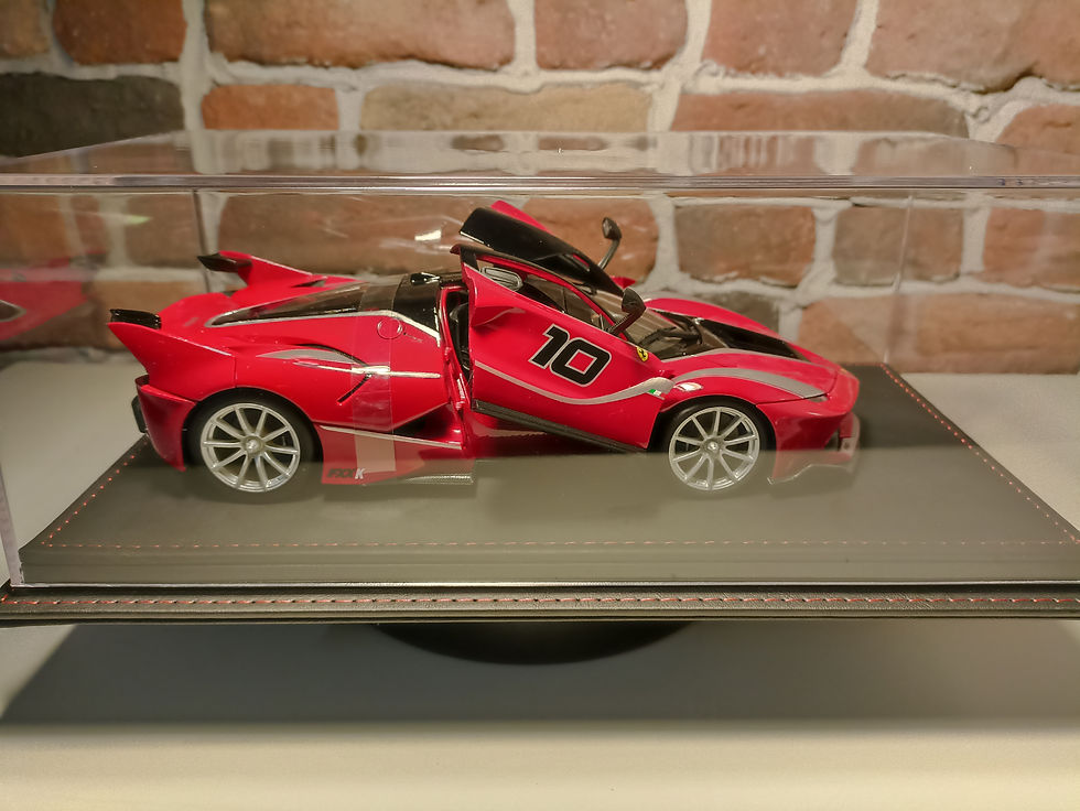 Thumbnail: 1/18 ÖLÇEK DERİ PLEKSİ SERGİ KUTUSU.SİYAH DERİ,KIRMIZI DİKİŞ