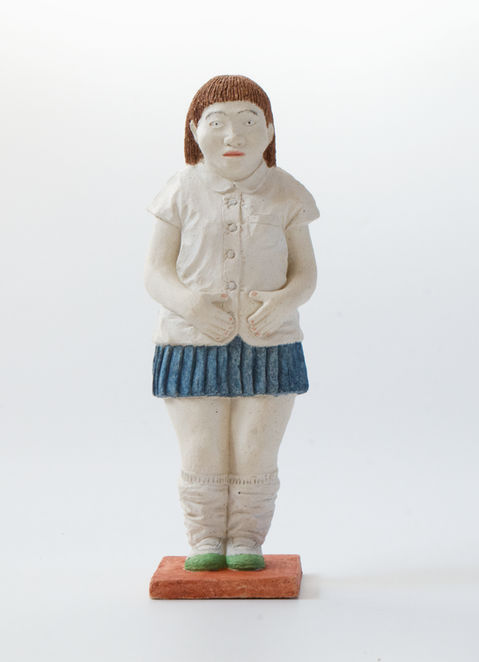 腹の肉をつまむ少女
