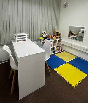 Centro Mykos en la especialidad de Terapia Ocupacional ofrece una atención integral, en la cual se realiza la evaluación y abordaje pertinente de las necesidades de apoyo que surjan desde la problemática ocupacional de los niños, niñas, adolescentes, jóvenes y su familia (cuidadores) con riesgo o desarrollo psicomotor disarmónico en las distintas áreas de motricidad gruesa, fina, cognitiva, y en las distintas áreas de ocupación en las que se presenten barreras de participación como, las Actividades de la Vida Diaria (AVD), juego, educación, participación social.