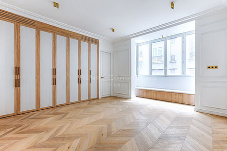 Triangle d’Or, Paris 8 : 125 m² rénovés, 2 suites, double séjour, immeuble pierre de taille. Prestations haut de gamme, cave. Bien d’exception.
