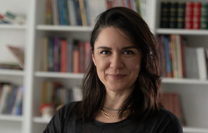 Kütüphane önünde duran uzman