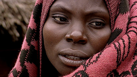 Une femme qui porte un voile sur la tête