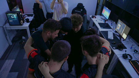 Une équipe de joueurs se fait une accolade.