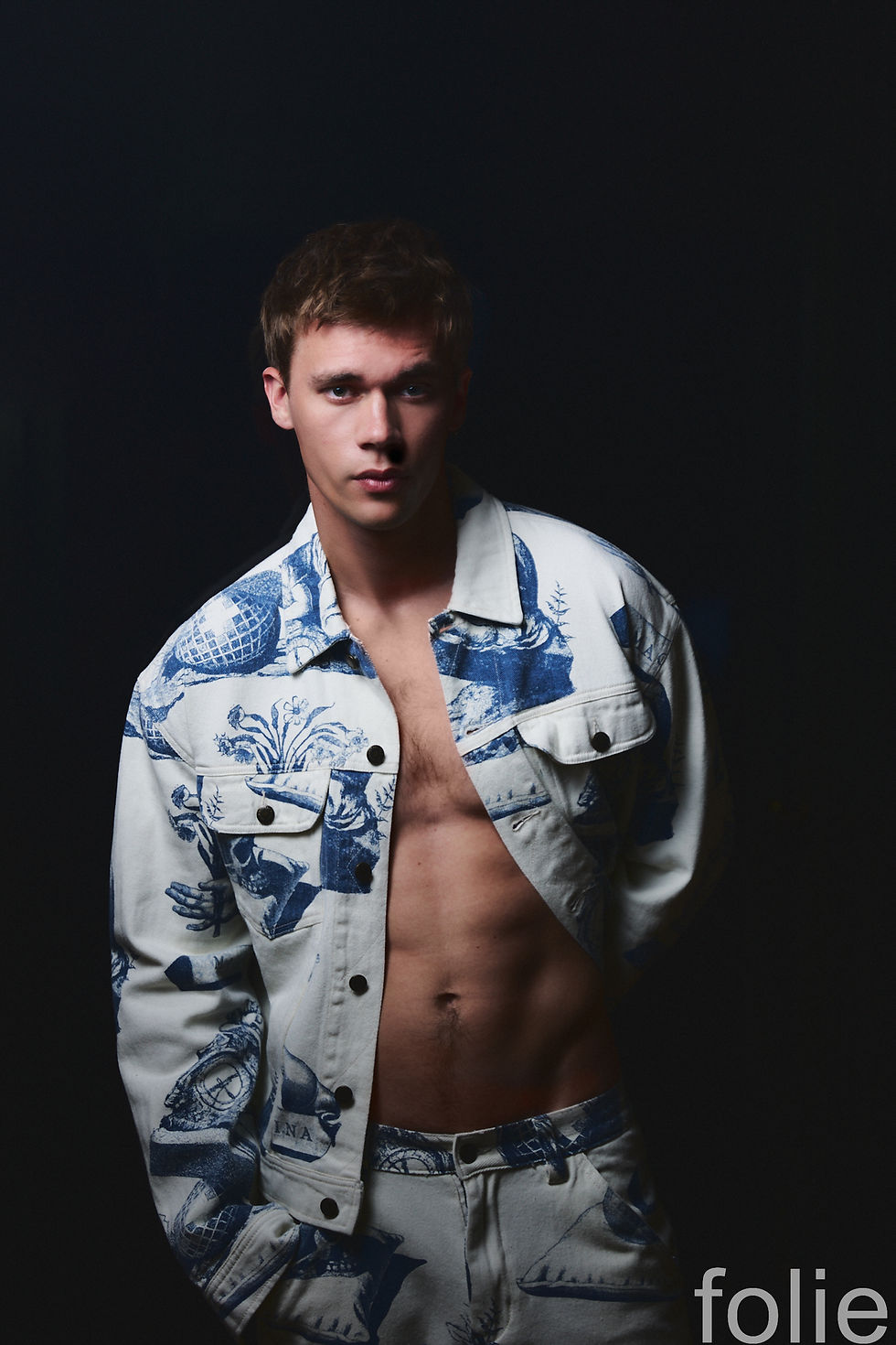 Total look DEUS; Botas JIMMY CHOO