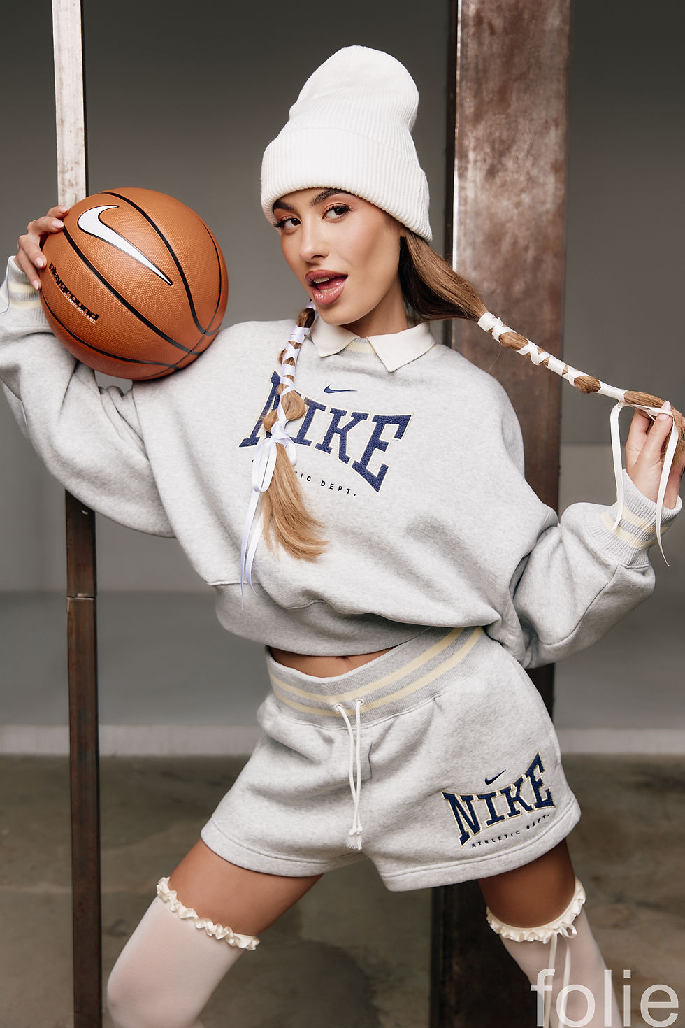 Chándal, gorro y sneakers NIKE; Camisa KARL LAGERFIELD; Calcetas TEZENIS
