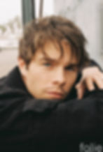 Camisa CODE22; Chaqueta BY KODY PHILLIPS; Pantalón THEORY; Zapatos ALEXANDER MCQUEEN