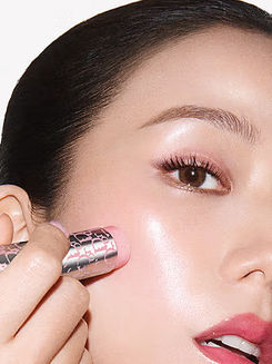 JISOO y JENNA ORTEGA protagonizan el lanzamiento GLOW de DIOR BEAUTY