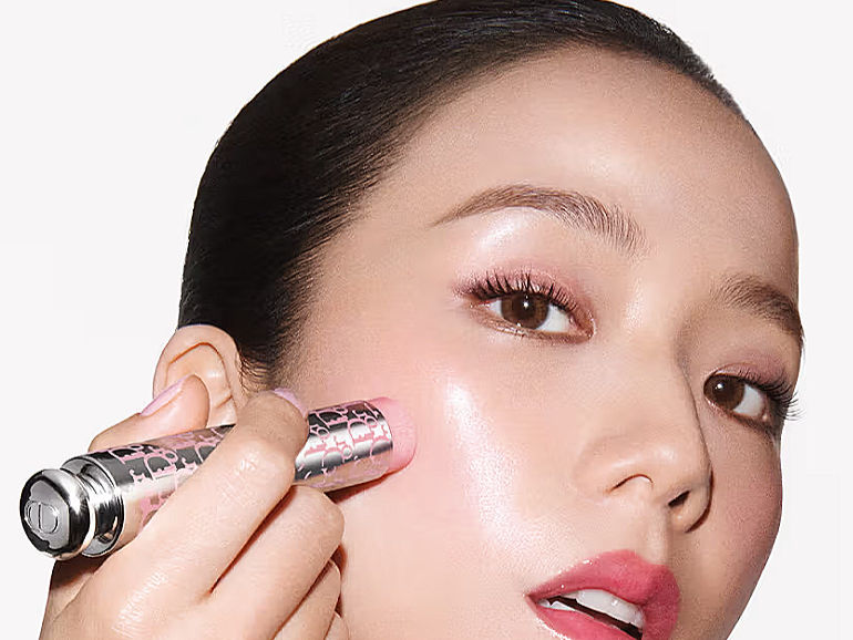 JISOO y JENNA ORTEGA protagonizan el lanzamiento GLOW de DIOR BEAUTY