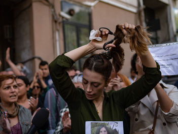 ¿Por qué las mujeres iraníes se cortan el pelo y queman el velo en señal de protesta?